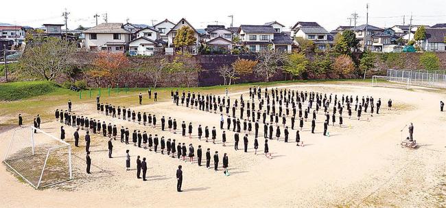 校庭に整列し始業式に臨む松徳学院中学・高校の生徒たち＝松江市上乃木１丁目