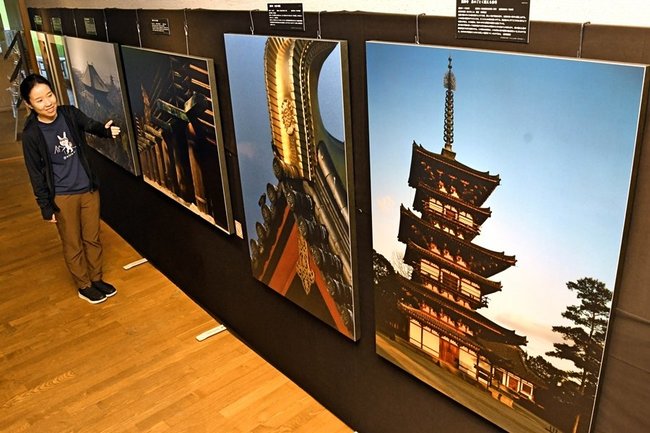 並河萬里氏の作品を紹介する学芸員＝出雲市斐川町神庭、荒神谷博物館