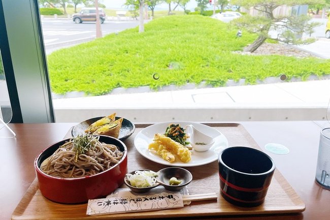 記者が選んだ日替わり定食。窓からは宍道湖沿いの景色が楽しめる