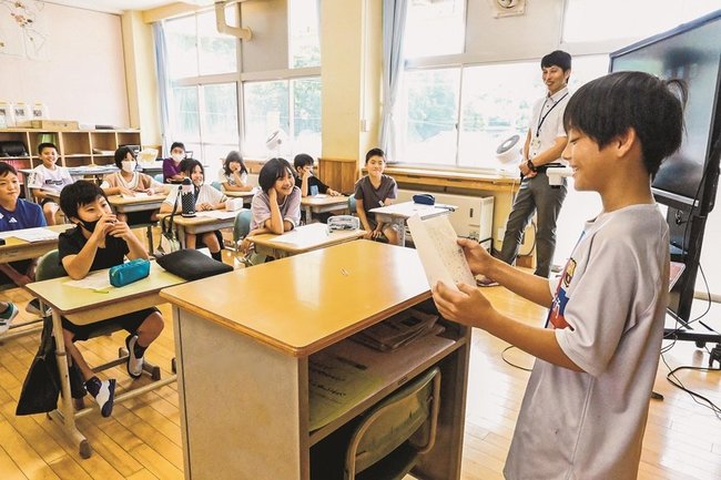 夏休みの思い出を話す児童＝松江市宍道町佐々布、宍道小学校