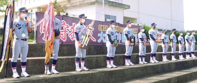 優勝報告会に臨む大田第二中学校野球部のメンバー＝大田市久手町