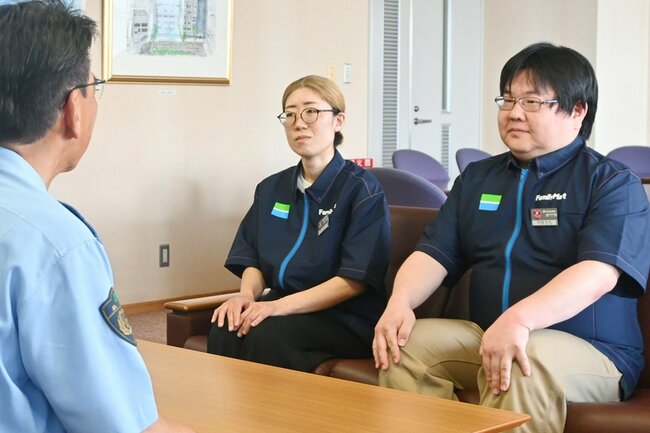 詐欺被害防止の取り組みについて話す西村生美さん（中央）と山内剛店長（右）＝松江市袖師町、松江警察署