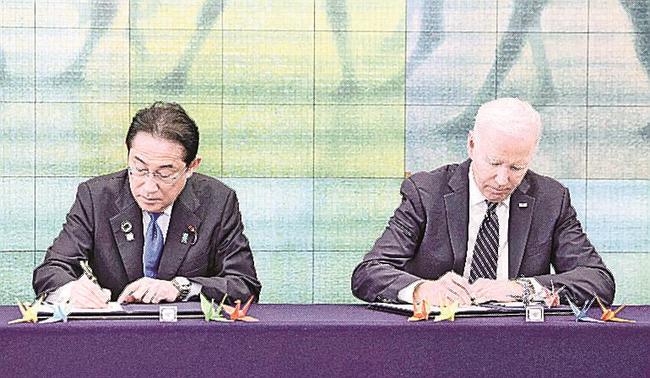 原爆資料館で記帳する岸田首相（左）とバイデン米大統領＝１９日午前、広島市の平和記念公園