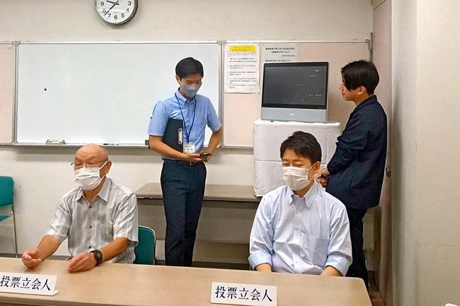 真っ暗になったモニターを確認する担当者ら＝鳥取県江府町江尾、町防災・情報センター