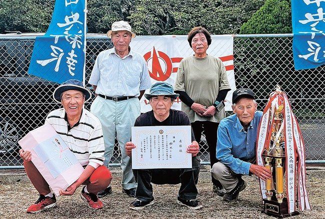 優勝した栃木のメンバー＝浜田市弥栄町長安本郷、弥栄運動広場