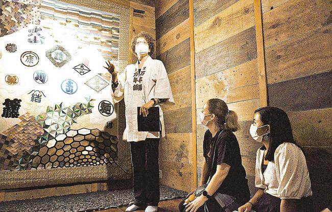 おおやまの歴史について話すアリス・ゴーデンカーさん（左）＝出雲市斐川町福富、出雲キルト美術館