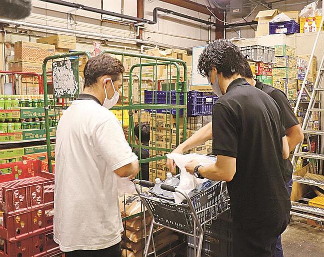 新型コロナの自宅療養者の生活支援で、スーパーで買い物を代行する神奈川県海老名市の職員ら＝８月