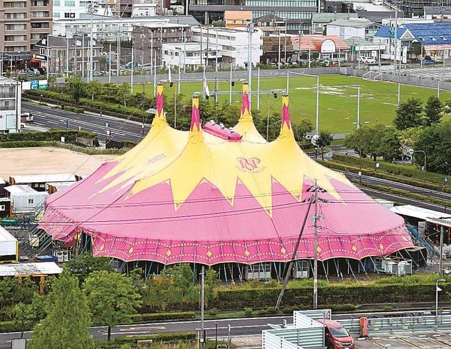 １７日の開幕に向けて設営されたポップサーカスの巨大テント＝松江市学園南１丁目