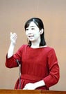 手話であいさつされる秋篠宮家の次女佳子さま＝倉吉市駄経寺町、倉吉未来中心（代表撮影）