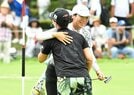 ウイニングパットを沈め、同組の選手と抱き合う李知姫＝2日、大山平原ゴルフクラブ