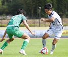 【第２６節・ＦＣ神楽しまね－ＭＩＯびわこ滋賀】前半、ＦＣ神楽しまねのＤＦ馬場将大（右）が相手と競り合う＝東近江市総合運動公園布引陸上競技場