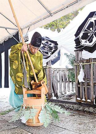 御饌井からくみ上げた水をおけに移す神職=出雲市大社町杵築東、出雲大社