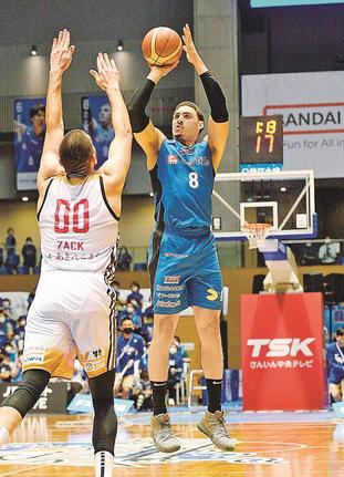 【第６戦・島根ー秋田】第１クオーター、島根のリード・トラビス（右）が３点シュートを放つ＝松江市総合体育館