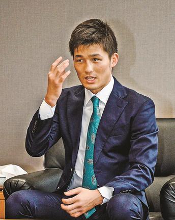 プロキャリアで初の負傷判定負けとなった試合を振り返る三代大訓選手＝松江市殿町、山陰中央新報社
