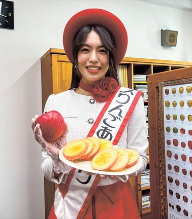 青森のリンゴをＰＲするミスりんごあおもりの下田来渚さん＝松江市殿町、島根県庁