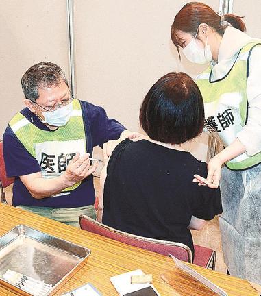 コロナワクチン接種を受ける市民（中央）＝松江市学園南１丁目、くにびきメッセ