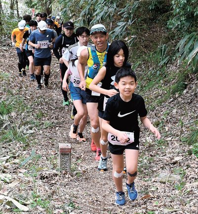 山道を駆け上がる参加者＝雲南市木次町平田
