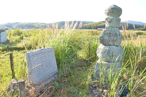 松江市東出雲町にある「美人塚」。お上に振り回されて亡くなったとされる娘の民話が伝わる