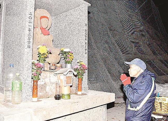 元の場所に戻った地蔵に交通安全を祈願する川崎和子さん＝島根県川本町川本