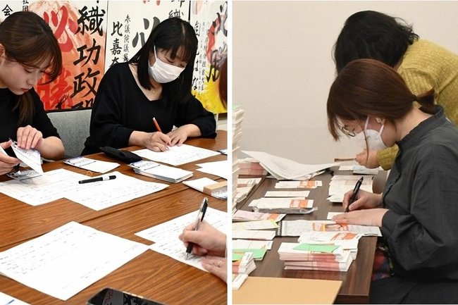 （写真右）亀井亜紀子氏の事務所で、選挙はがきの発送準備に追われるスタッフ＝松江市内、（同左）錦織功政氏の事務所で、選挙はがきの発送準備を行うスタッフ＝松江市内