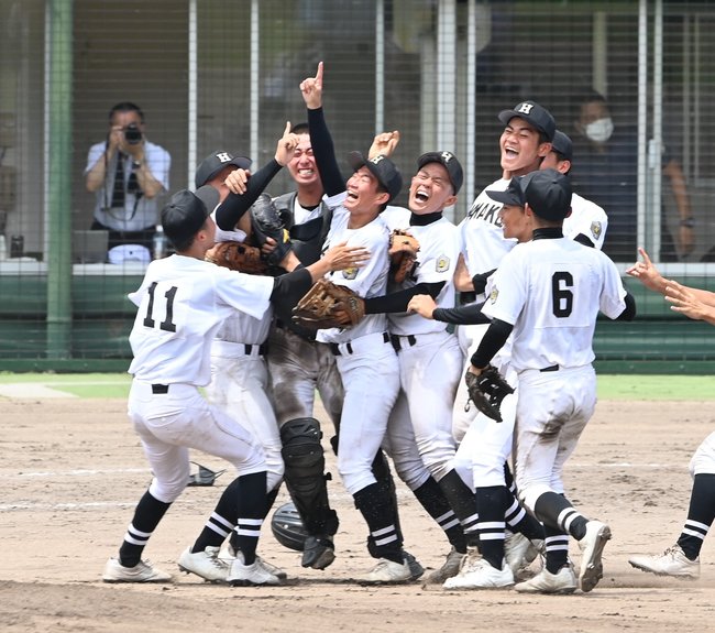 優勝を決め、歓喜する浜田ナイン＝松江市営野球場