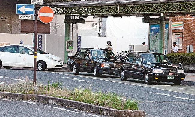 ＪＲ米子駅前で客待ちをするタクシー。飲食店への時短要請による利用減を懸念する＝米子市弥生町