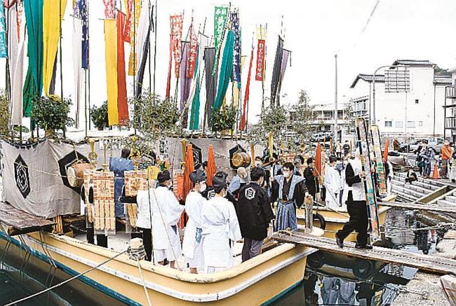 当屋らを乗せた御船＝松江市美保関町美保関、美保関港