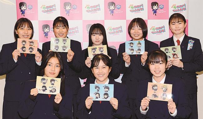 オリジナルＬＩＮＥスタンプを制作した生徒＝出雲市大津町、出雲商業高