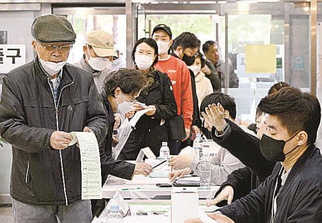 １０日、韓国総選挙でソウルの投票所に並ぶ有権者（共同）