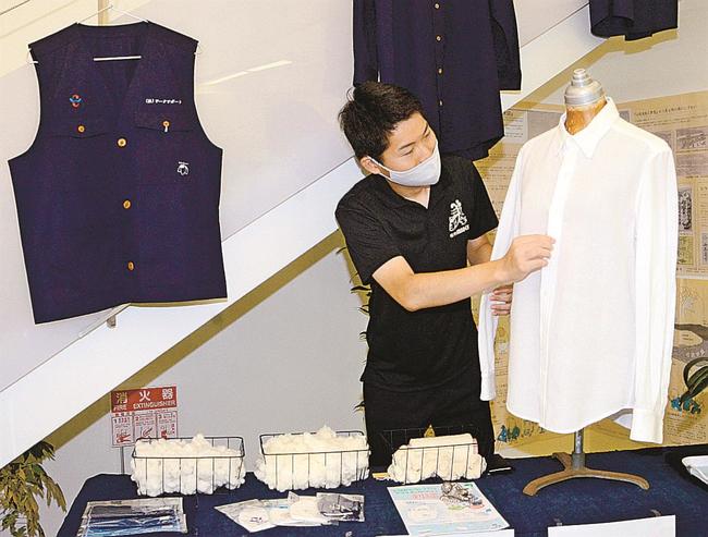 伯州綿を材料にしたにオーダーシャツに見入る男性＝境港市浜ノ町、島根銀行境支店