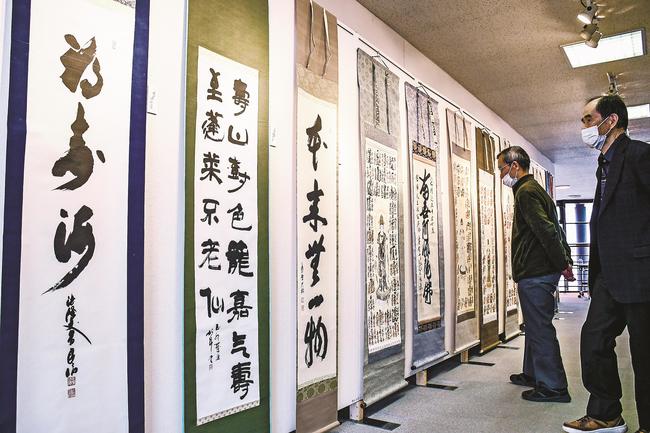 表装作品に見入る来場者=中電ふれあいホール、松江市東朝日町