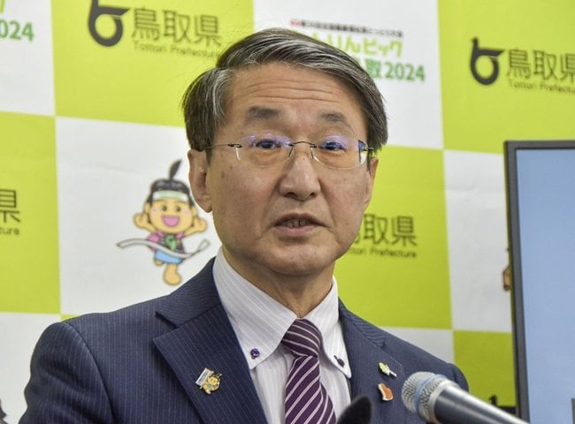 記者会見で国民スポーツ大会の在り方について述べる鳥取県の平井伸治知事＝１１日午前、鳥取県庁