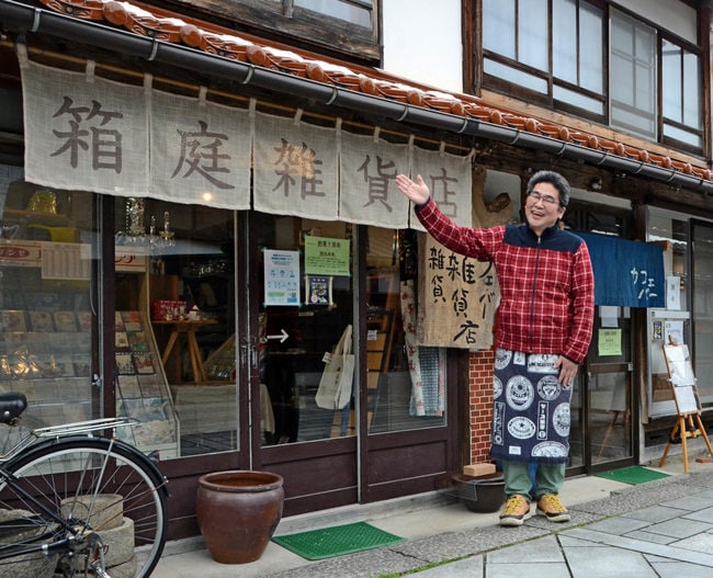 箱庭雑貨店の店頭に立つ二川雄治さん＝鳥取市鹿野町鹿野