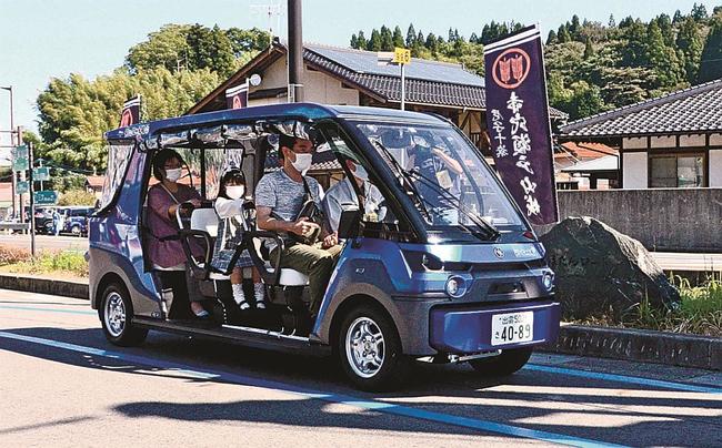 自動運転車に乗る地元住民ら＝島根県飯南町下赤名、道の駅・赤来高原