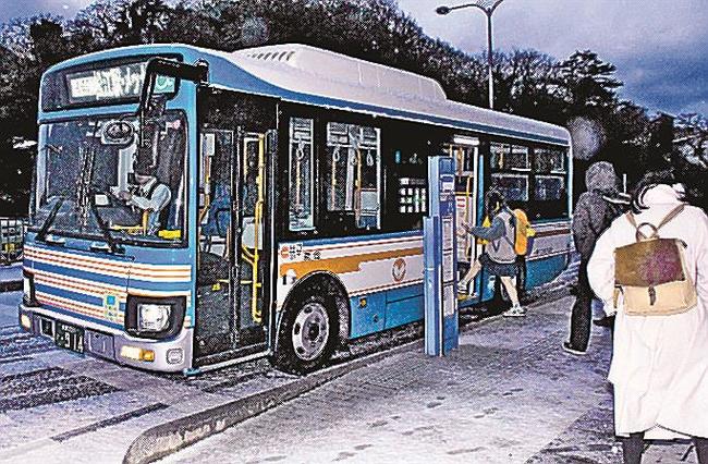 一畑バスの「マリンプラザ線」に乗り込む利用客＝２０２３年１２月、松江市島根町加賀