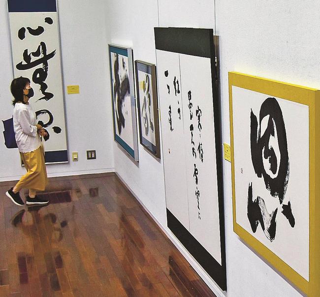 墨の濃淡を生かした作品を鑑賞する来場者＝益田市有明町、島根県芸術文化センター・グラントワ