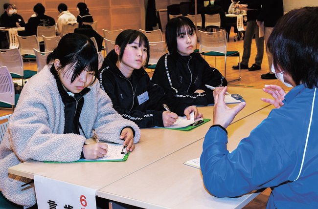 医療従事者（右）から仕事内容について話を聞く生徒＝島根県邑南町矢上、矢上交流センター