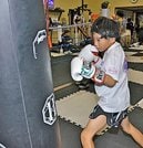 Ｋー１選手を目指して練習に励む岩本操哉君＝米子市二本木、米子ジム