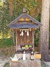 木野山神社の道祖神横にある祠