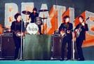 １９６６年に来日し、東京・日本武道館で公演するビートルズ