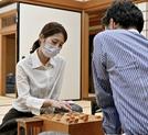 第４８期棋王戦コナミグループ杯本戦トーナメント２回戦で阿久津主税八段（手前）に敗れ、対局を振り返る里見香奈女流五冠＝１５日夜、大阪市の関西将棋会館