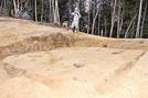 尾根上から出土した竪穴建物跡。眺めを楽しむために建てた可能性があるという＝松江市東出雲町揖屋、崎田遺跡