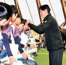 
          
選手にメダルをかける和田毅さん（右）＝出雲市矢野町、出雲ドーム
        