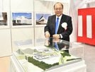 システムモジュール棟の説明をする谷脇康彦社長＝松江市内