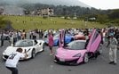 博労座に集まったマクラーレン（右）やフェラーリ（左）＝鳥取県大山町大山（写真の一部を加工しています）
