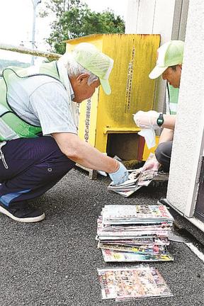 黄色いポストの回収作業に当たる松江市大庭地区の有志＝松江市大庭町