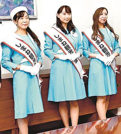 しまね観光大使に就任しあいさつする（左から）長廻雅美さん、森カノンさん、藤松春南さん＝松江市殿町、県庁