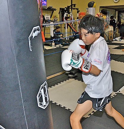 Ｋー１選手を目指して練習に励む岩本操哉君＝米子市二本木、米子ジム