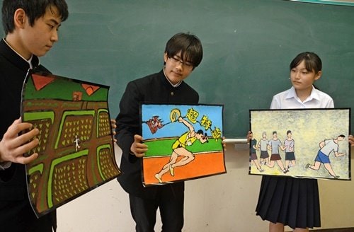 でき上がった絵を見せ合う部員＝出雲市湖陵町三部、湖陵中学校