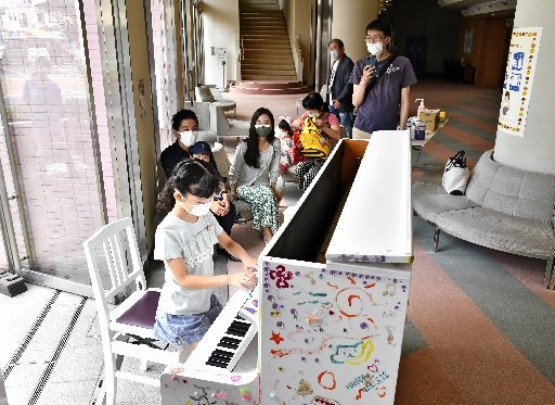 ストリートピアノで演奏する児童＝浜田市黒川町、石央文化ホール